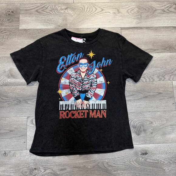 Elton John Rocket Man TShirt Vintage Style Black Graphic Tee Size S Flashback - Picture 9 of 10